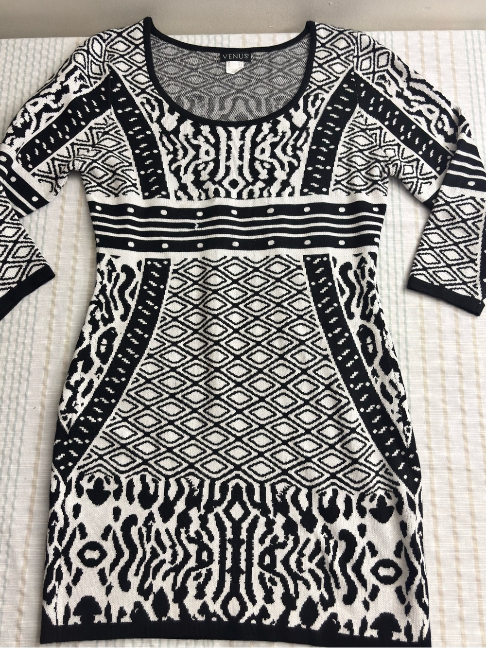 VENUS Black and White Geometric Long Sleeve Knit Dress